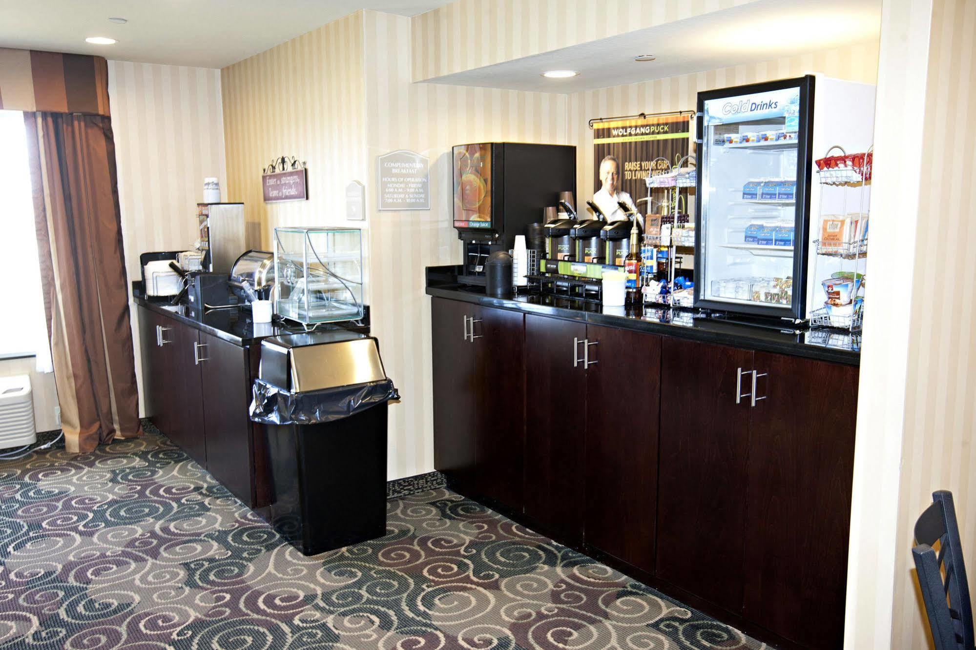Cobblestone Inn & Suites - Langdon Εξωτερικό φωτογραφία
